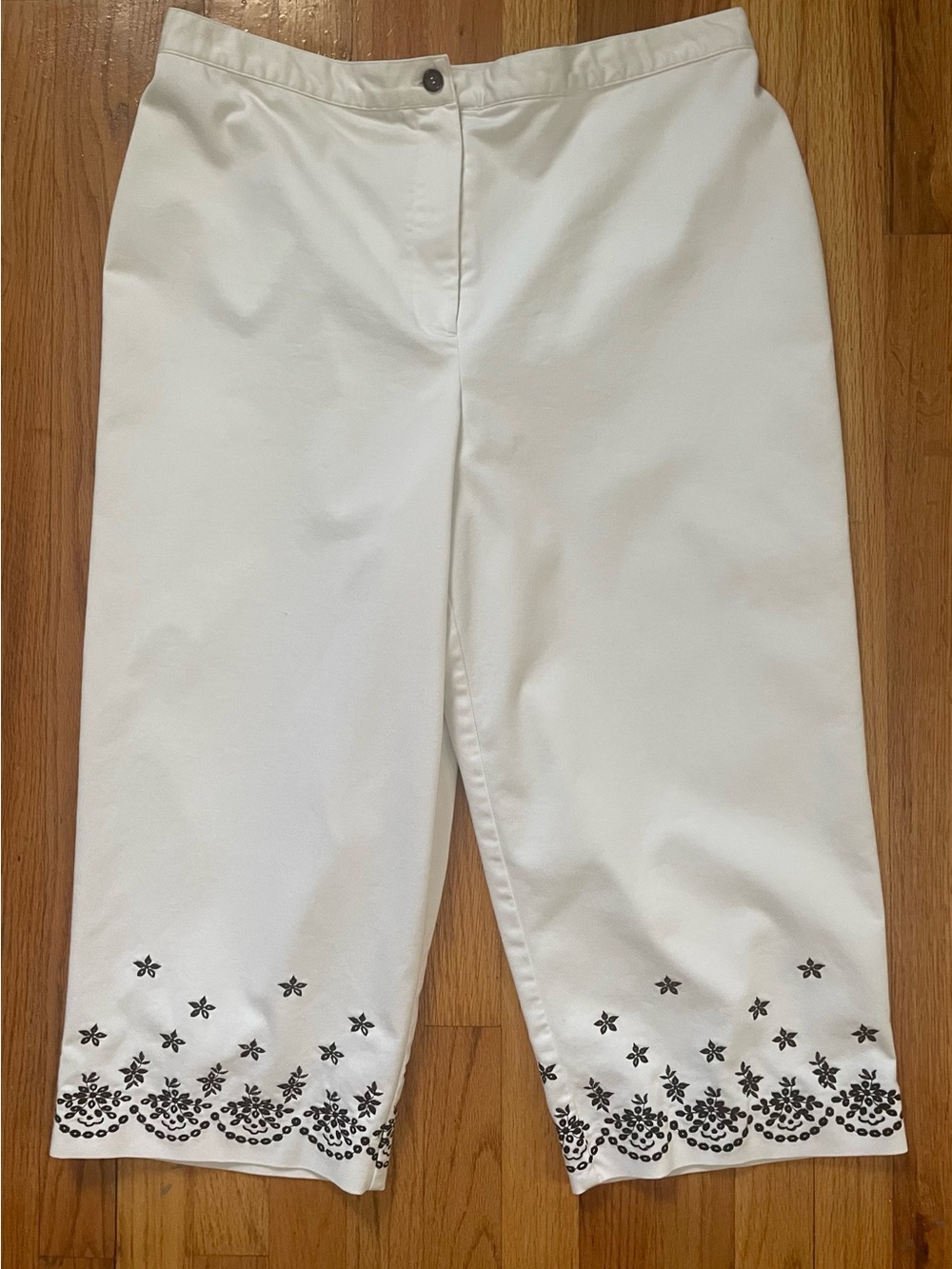 Alfred Dunner White Floral Embroidered Twill Capri Ankle Pants Women’s Size 18
